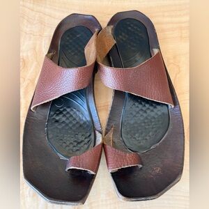 Cydwoq Hillary style sandal, brown pebbled leather, handmade in USA, 39.5 (9.5)